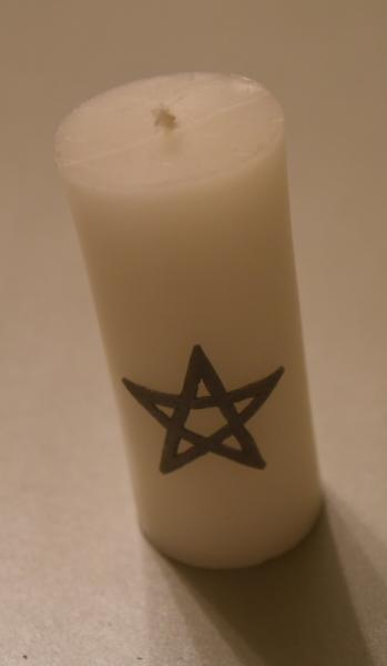 Weiße Kerze mit Pentagramm